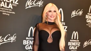 Daniela Katzenberger in einem schwarzen Kleid mit viel Ausschnitt