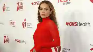Rita Ora in einem roten Kleid im Februar 2023