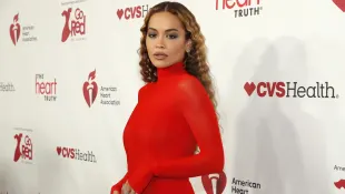 Rita Ora in einem roten Kleid im Februar 2023