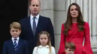 Prinz William, Herzogin Kate und ihre drei Kinder, Prinz George, Prinzessin Charlotte, Prinz Louis auf dem Balkon des Buckingham Palasts
