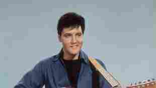 Elvis Presley mit einer Gitarre ca. 1955