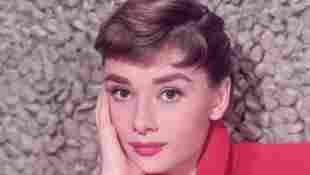 Portrait-Aufnahme von Audrey Hepburn circa 1955