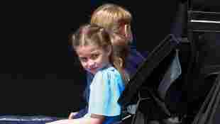 Prinz George, Prinz Louis und Prinzessin Charlotte sitzen in der Kutsche bei der „Trooping the Colour“-Parade zum 70. Thronjubiläum der Queen 2022