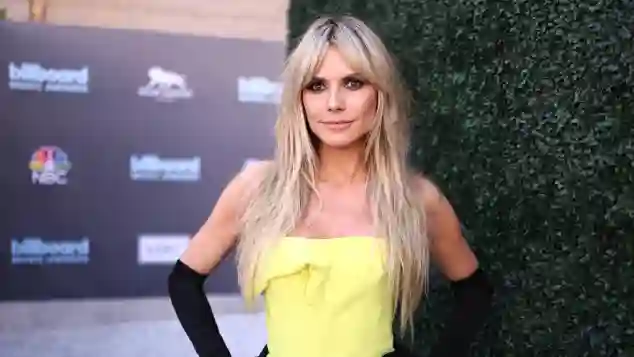 Heidi Klum in einem gelben Kleid mit schwarzen Handschuhen bei den Billboards Music Awards 2022