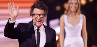 Moderatorin Victoria Swarovski und Moderator Daniel Hartwich stehen bei der RTL-Tanzshow Let s Dance (16. Staffel) im MM