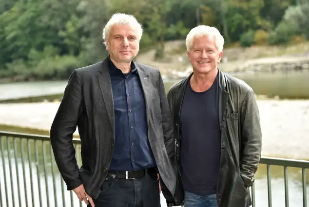 „Tatort“-Stars Udo Wachtveitl und Miroslav Nemec posieren für ein gemeinsames Bild draußen