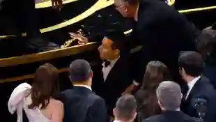 Rami Malek fällt bei den Oscars von der Bühne