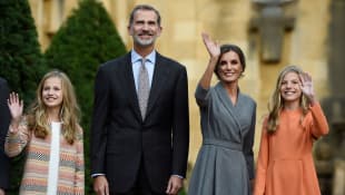 La Princesa Leonor, el Rey Felipe, la Reina Leticia y la Princesa Sofía de España ante el Premio Princesa de Asturias el 17 de octubre de 2019.
