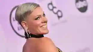 Sängerin Pink in einem rückenfreien Kleid bei den American Music Awards 2022