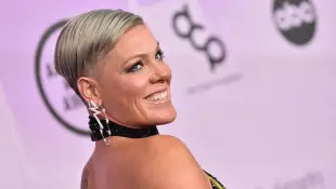 Sängerin Pink in einem rückenfreien Kleid bei den American Music Awards 2022