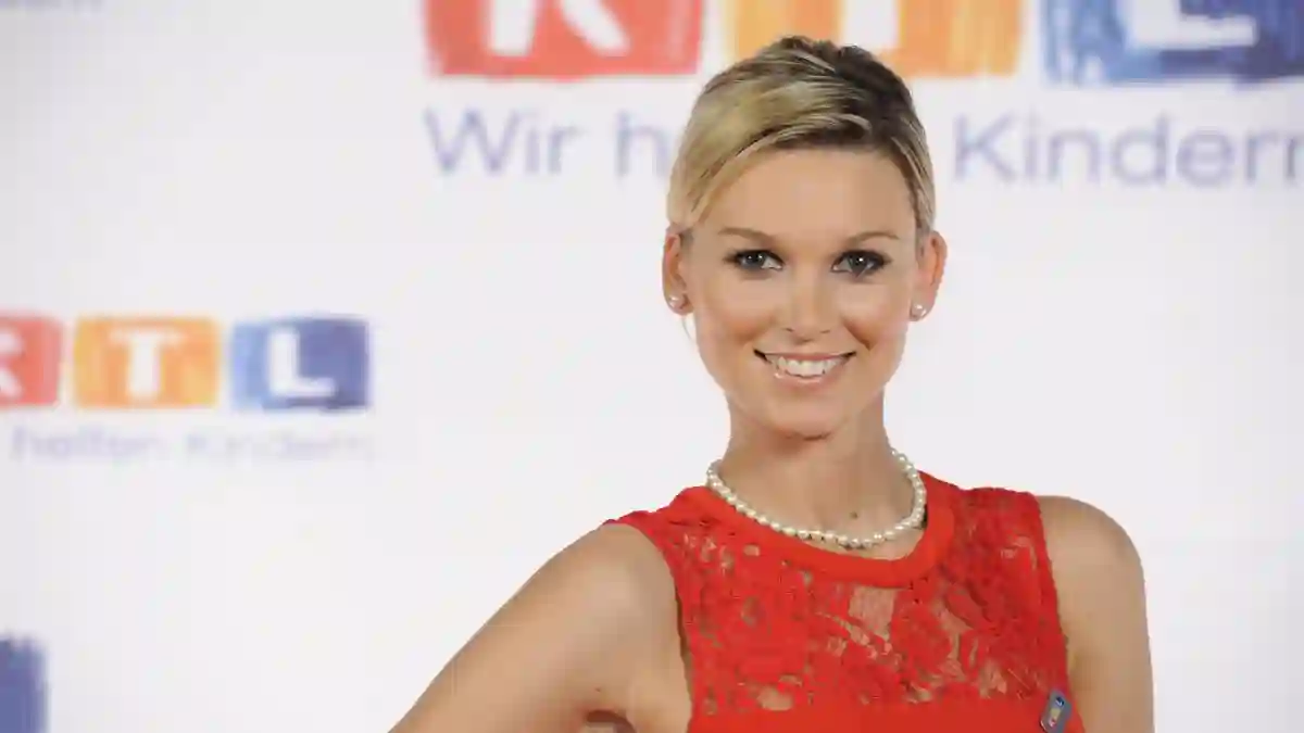 Katja Kühne bei einem RTL-Event in einem roten Kleid 2014