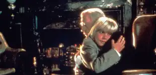 Eine Szene aus „Der kleine Lord“ (1980),  in der „Lord Fauntleroy“ seinen Großvater umarmt