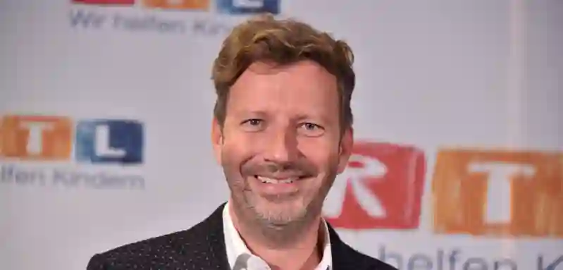 Moderator Thorsten Schorn auf dem roten Teppich von RTL