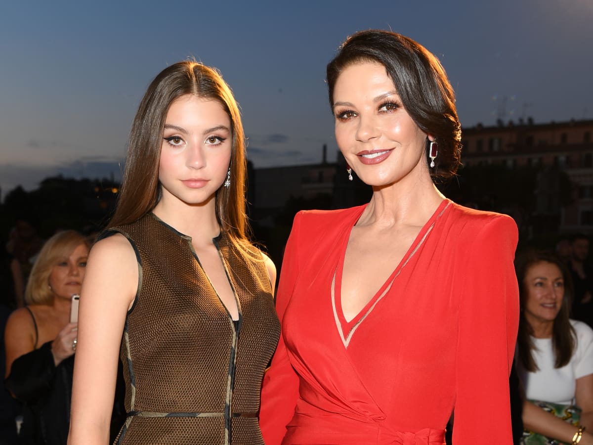 Das Ist Catherine Zeta Jones Und Michael Douglas Schone Tochter This biography profiles his childhood, acting career, achievements and timeline. das ist catherine zeta jones und