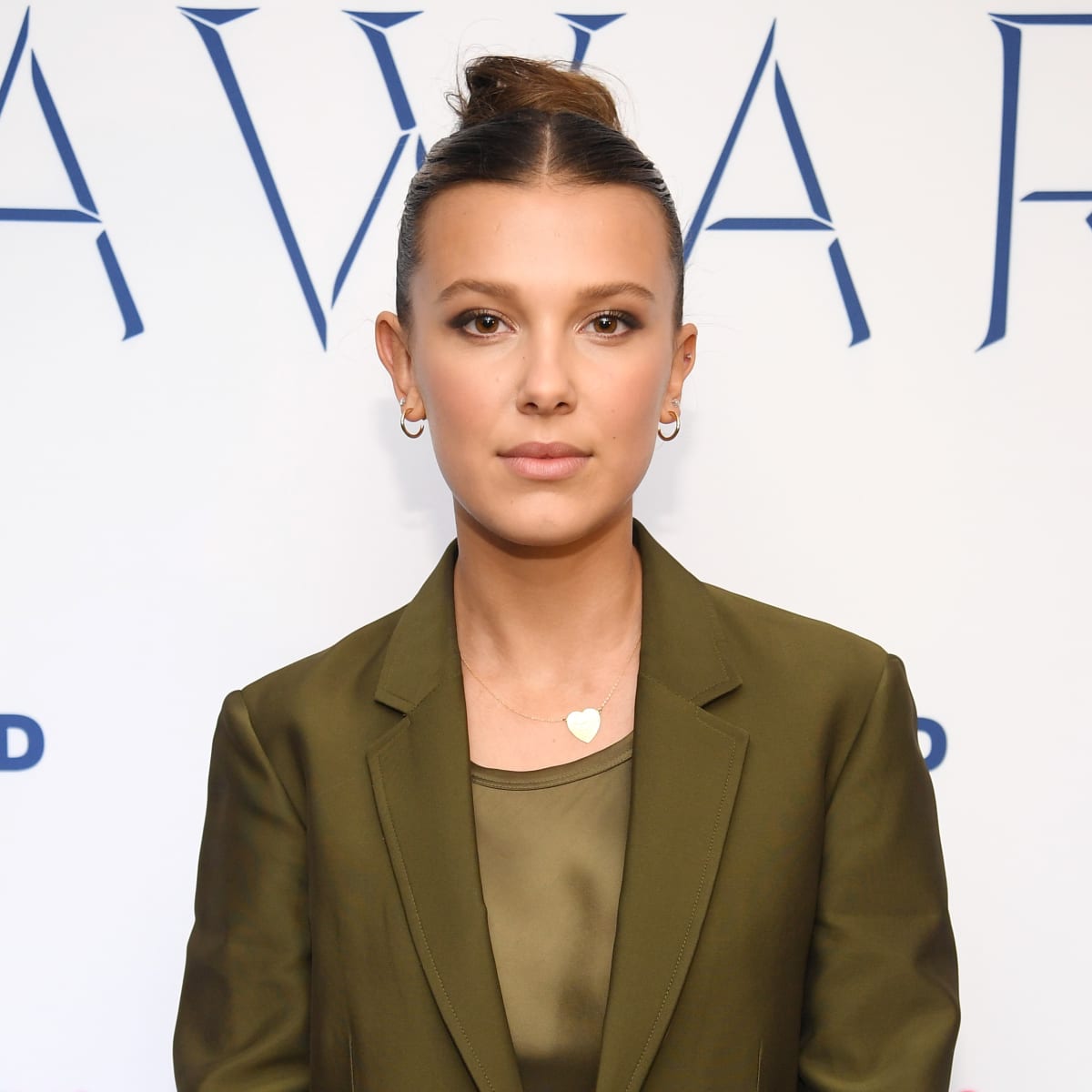 Millie Bobby Brown Spricht Uber Schmerzen Und Unsicherheit