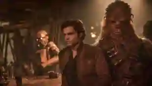 Alden Ehrenreich und Joonas Suatamo als „Han Solo“ und „Chewbacca“
