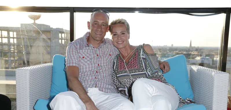 Sonja Zietlow und ihr Mann Jens Oliver Haas sitzen nebeneinander auf einer Couch im Juli 2016