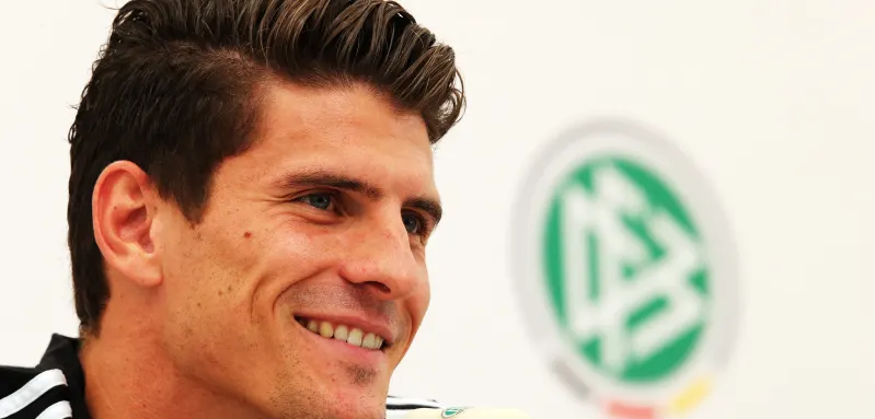 Mario Gómez bei einer Pressekonferenz bei der EM 2012 in Gdansk