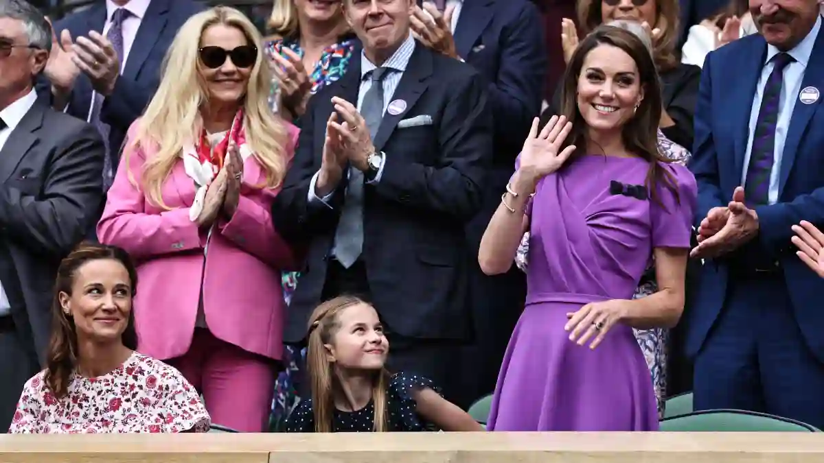Prinzessin Kate winkt den Zuschauern in Wimbledon
