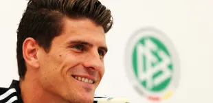 Mario Gómez bei einer Pressekonferenz bei der EM 2012 in Gdansk