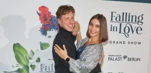 Valentin und Renata Lusin bei der Weltpremiere der Grand Show Falling in Love im Friedrichstadt-Palast Berlin