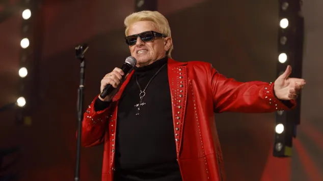 Sänger Heino live bei einem Autokonzert im Autokino in Bonn am 15. Mai 2020