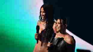 Megan Fox und Kourtney Kardashian bei den 2021 MTV Video Music Awards am 12. September 2021