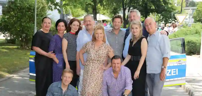 Ursula Maria Burkhart, Marisa Burger, Sina Wilke, Max Mueller, Joseph Hannesschlaeger, Karin Thaler, Igor Jeftic, Christian K. Schaeffer, Dieter Fischer, Sarah Agrippine Thonig und Alexander Duda von „Die Rosenheim Cops“ am 6. Juli 2019