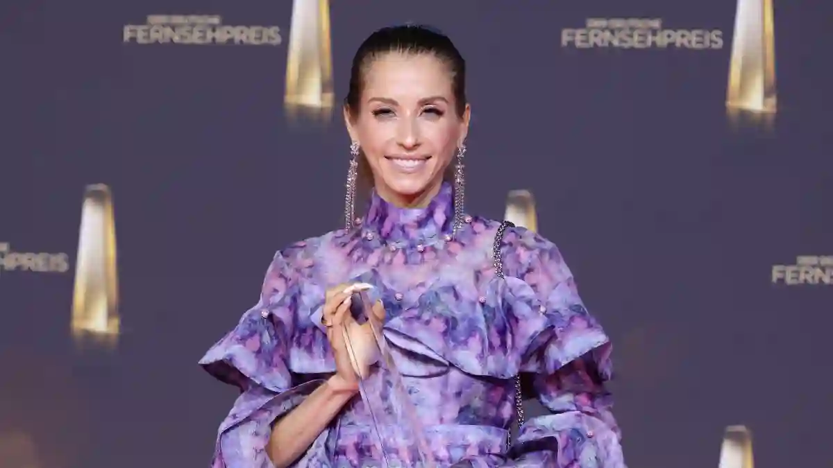 Cathy Hummels in einem lilafarbenen Kleid beim Deutschen Fernsehpreis im September 2022