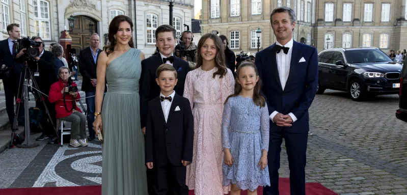 Lässiger Look: Neues Familienfoto der dänischen Königsfamilie veröffentlicht 
