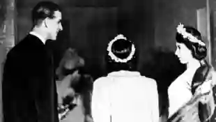 Prinz Philip, Prinzessin Margaret und Königin Elisabeth im Jahr 1946 bei der Hochzeit von Patricia, Countess Mountbatten of Burma
