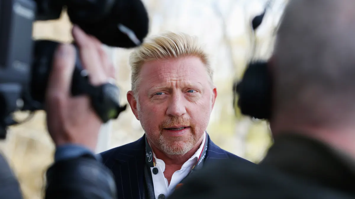 Boris Becker spricht vor Kameras im April 2016