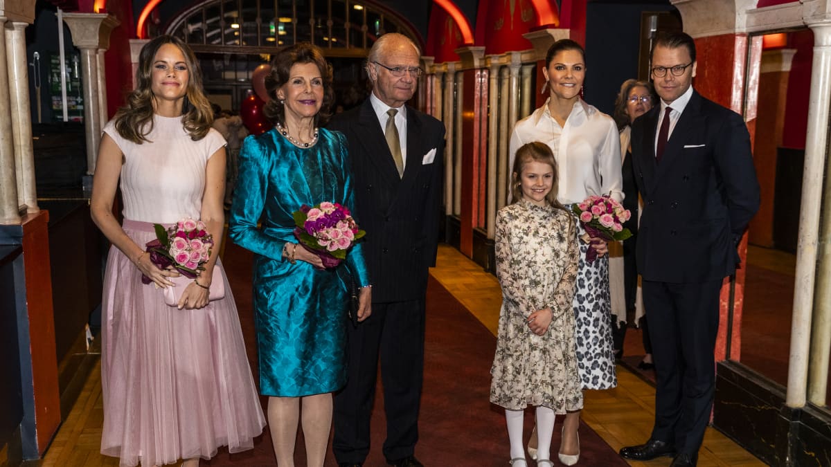 Familienausflug Der Schwedischen Royals Estelle Endlich Ohne Gips Dafur Im Muster Kleid
