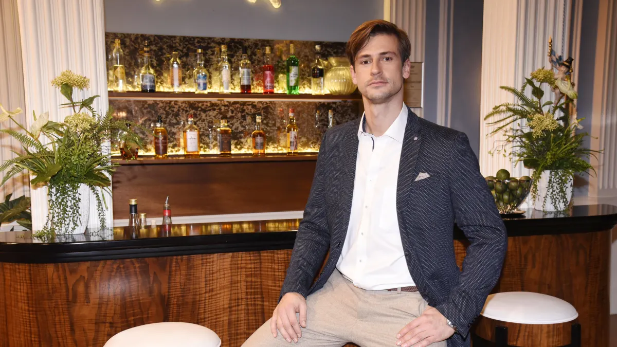 Sandro Kirtzel in der „Piano Bar“ beim „Sturm der Liebe“-Set im November 2021