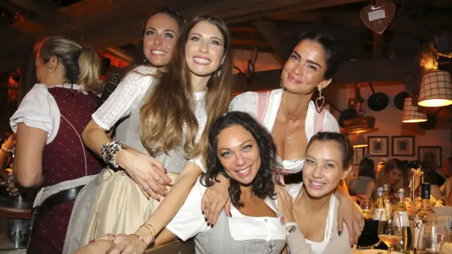 Cathy Hummels, Franca Lehfeldt, Lilly Becker, Shermine Shahrivar und Alexandra Meyer-Wölden auf der Wiesn 2018