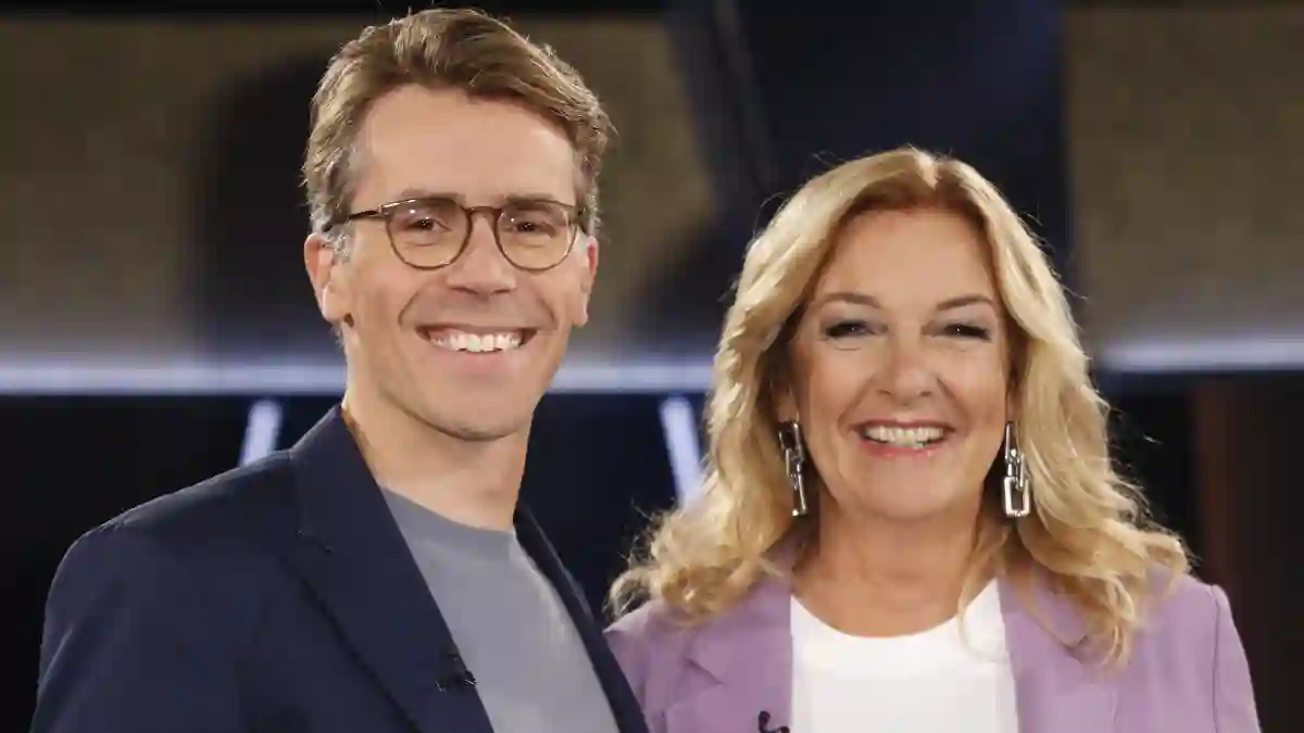 Johannes Wimmer und Bettina Tietjen moderieren zusammen die NDR Talk Show im NDR Fernsehstudio in Hamburg