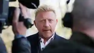 Boris Becker spricht vor Kameras im April 2016