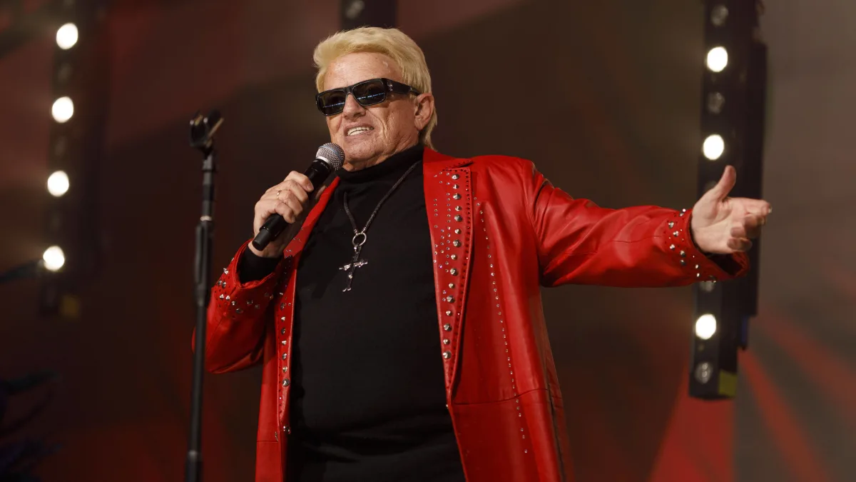 Sänger Heino live bei einem Autokonzert im Autokino in Bonn am 15. Mai 2020