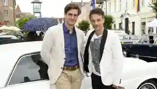 Die „Sturm der Liebe“-Stars Sandro Kirtzel und Lorenzo Patané bei der vierten Sternstunden Benefiz Oldtimer Rallye am 29. Mai 2022