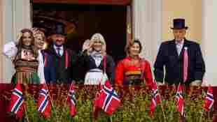 Prinzessin Ingrid Alexandra, Prinz Sverre Magnus, Kronprinz Haakon, Kronprinzessin Mette-Marit, Königin Sonja und König Harald V. am Nationalfeiertag Norwegens am 17. Mai 2021