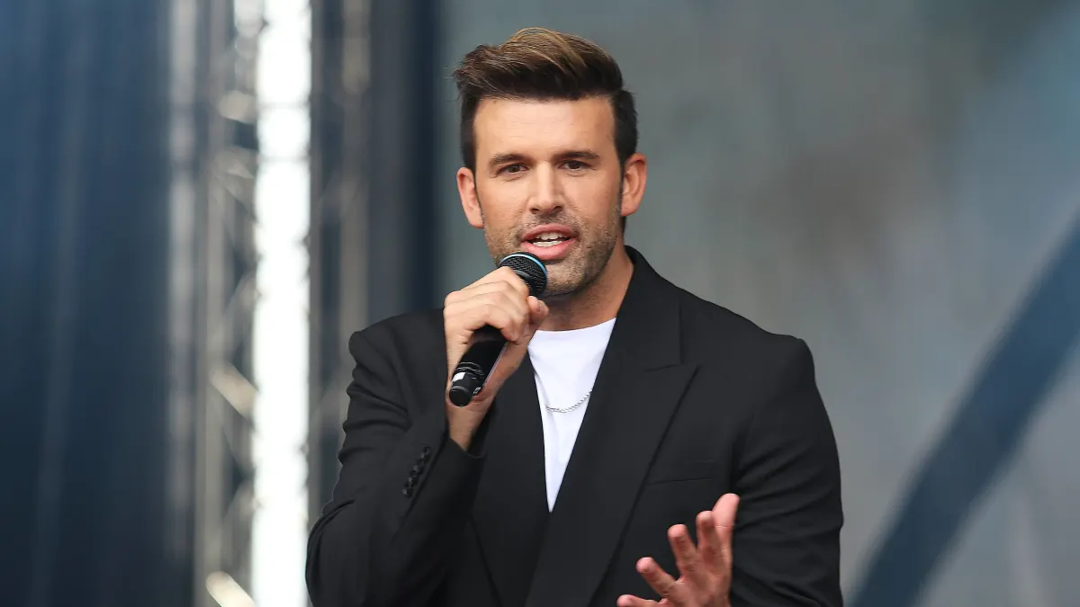 Jay Khan singt auf der Bühne