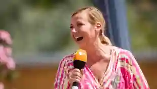 Andrea Kiewel lacht während ihrer Moderation beim „ZDF-Fernsehgarten“
