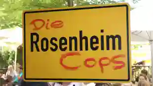 „Die Rosenheim-Cops“: Schild zur Serie am Fantag 2019