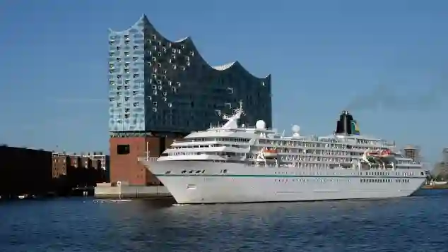 „Das Traumschiff“, die MS Amadea von Phoenix Reisen, am 26. Mai 2017 in  Hamburg