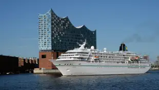 „Das Traumschiff“, die MS Amadea von Phoenix Reisen, am 26. Mai 2017 in  Hamburg