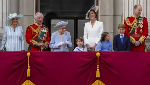 Die Britische Königsfamilie steht gemeinsam auf dem Balkon in London anlässlich des 70. Thronjubiläums der Königin 2022