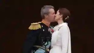 König Frederik und Königin Mary küssen sich auf dem Balkon von Schloss Christiansborg