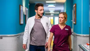 „Bettys Diagnose“: „Betty Weiss“ (Annina Hellenthal) „Dr. Frank Stern“ (Max Alberti)