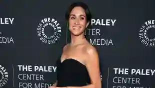 Herzogin Meghan in einem schwarzen Dress