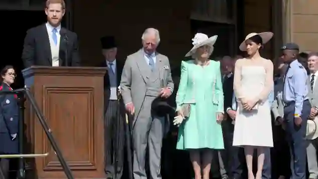 Prinz Harry, Prinz Charles, Camilla und Meghan Markle während der Gartenparty anlässlich Prinz Charles' 70. Geburtstag.